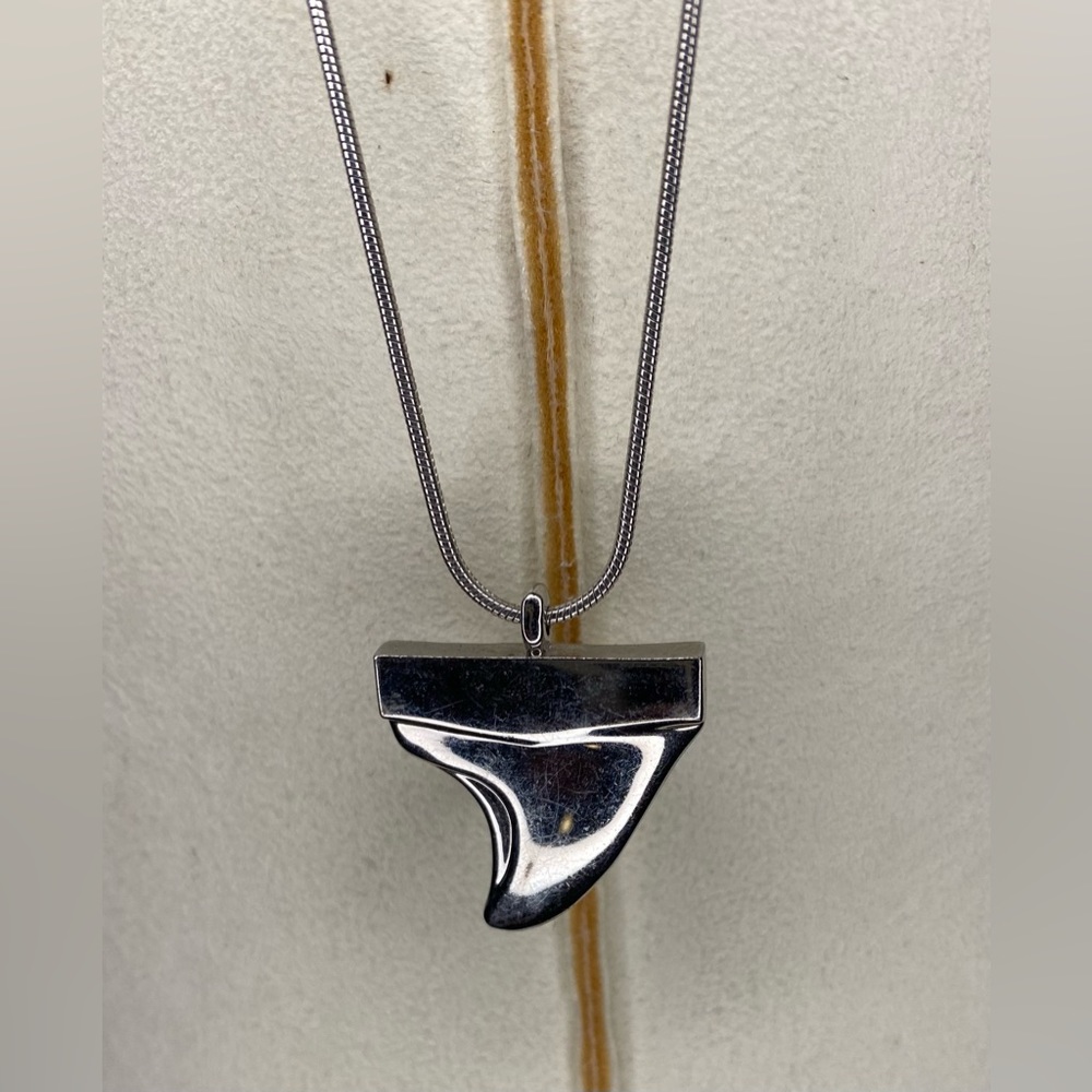 Shark tooth pendant silver tone